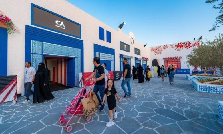 «اوتلت 2022» يتيح لزواره التجول بين الأزياء العالمية ونقوشها الجمالية - أخبار السعودية
