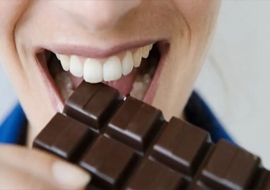 دراسة تركية: تناول الشوكولاتة يقلل ألم واكتئاب الدورة الشهرية