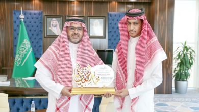 رئيس جامعة شقراء يكرّم العضياني لإنقاذه حياة رضيع - أخبار السعودية
