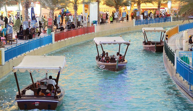 طرق دبي توفر رحلات سياحية في القرية العالمية بعبرات كهربائية