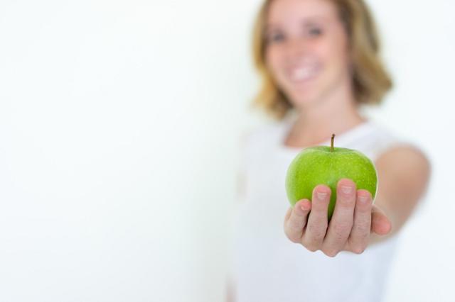فوائد زيت التفاح للبشرة | مجلة الجميلة