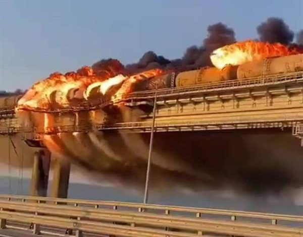 فيديو.. لحظة انفجار سيارة مفخخة على الجسر الرابط بين جزيرة القرم وروسيا