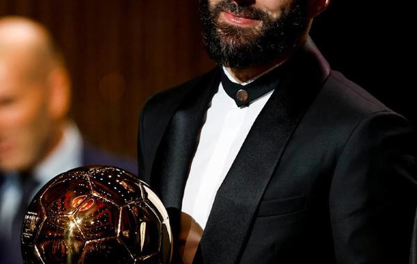 كريم بنزيمة يحصد الكرة الذهبية - الصورة من حساب ريال مدريد