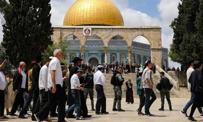 مئات المستوطنين يقتحمون المسجد الأقصى بحماية مشددة من الاحتلال