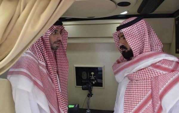 محافظ جدة يتابع خدمات العربة المتنقلة للأحوال المدنية