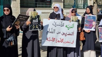 معتقلون سياسيون يواصلون الإضراب عن الطعام وعائلاتهم تنظم وقفة أمام محكمة رام الله