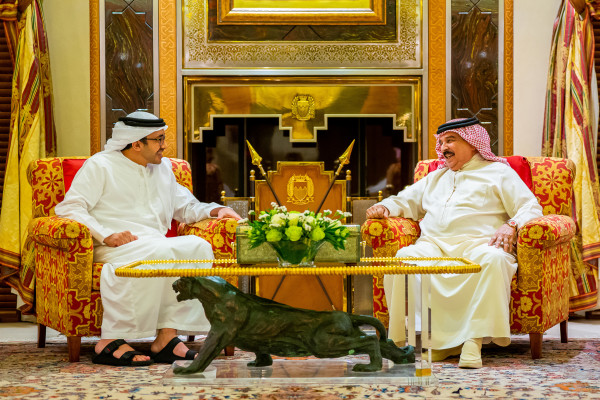 ملك البحرين يستقبل عبدالله بن زايد