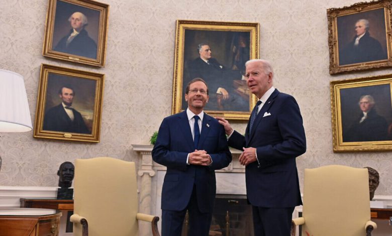 الرئيس الإسرائيلي إسحاق هرتسوغ (يسار) والرئيس الأمريكي جو بايدن، في البيت الأبيض، 26 أكتوبر 2022 (Kobi Gideon / GPO)