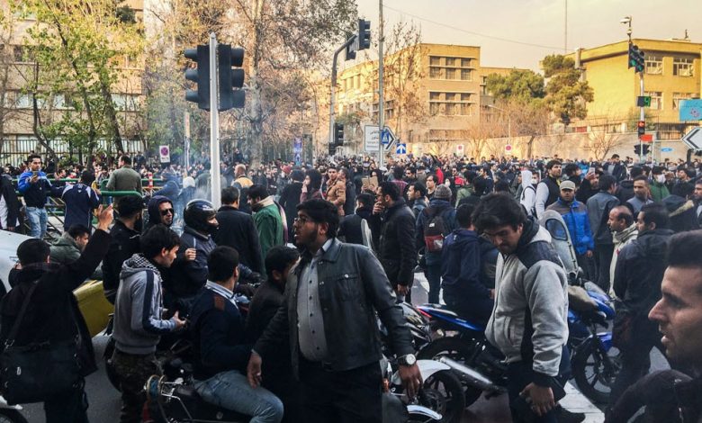 وسط القمع والاحتجاجات.. أزمة اقتصادية تعصف بالشعب الإيراني