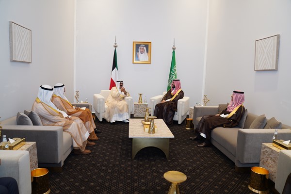 ممثل الأمير سمو ولي العهد يلتقي ولي العهد السعودي على هامش مؤتمر قمة "شرم الشيخ"