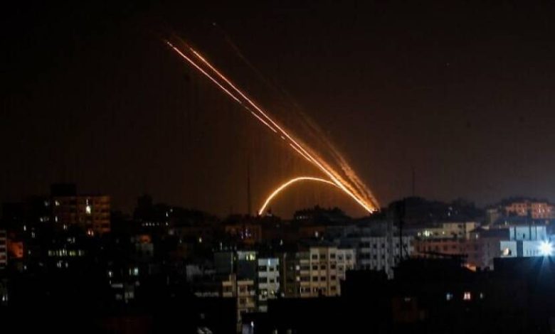 إطلاق صواريخ من قطاع غزة وصافرات الإنذار تدوي في عدد من المستوطنات 