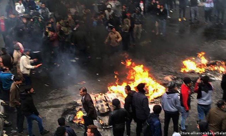 إيران تواصل ارتكاب الجرائم.. إطلاق غاز سام على المحتجين