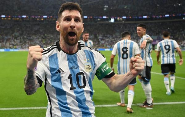 الأرجنتين تفوز بثنائية دون رد على المكسيك.. وميسي يعادل أهداف مارادونا في المونديال