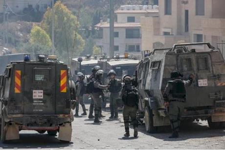 الاحتلال يعتقل 10 فلسطينيين من الضفة بينهم جريح وأشقاء