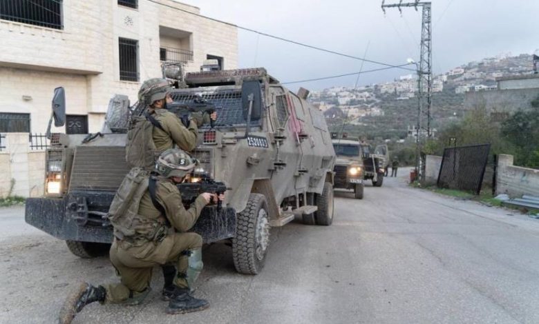 الاحتلال يعتقل 11 فلسطينياً خلال مداهمات في الضفة