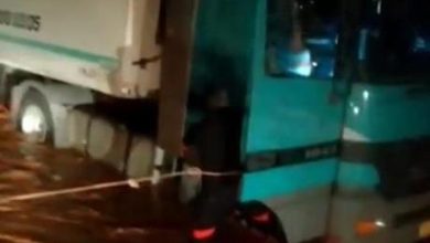 الامن يبث فيديو يوثق إخلاء محاصرين علقت مركباتهم بسبب السيول في طريبيل