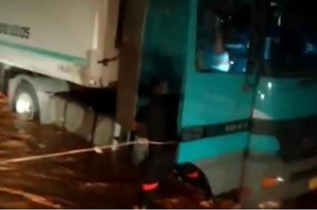 الامن يبث فيديو يوثق إخلاء محاصرين علقت مركباتهم بسبب السيول في طريبيل