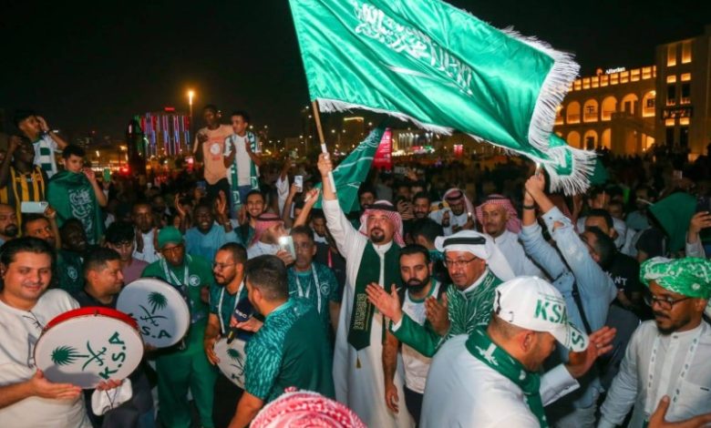 الجماهير السعودية تشارك في مسيرة بسوق واقف تشجيعاً للصقور الخضر - أخبار السعودية
