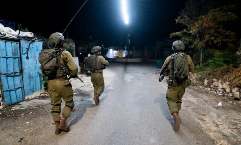 الجيش: اعتقال 5 فلسطينيين ومصادرة أسلحة في مداهمات ليلية بالضفة الغربية