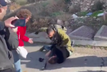 الجيش الإسرائيلي يوقف جنديين عن الخدمة بعد الاعتداء بالضرب والتهكم على نشطاء يسار في الخليل