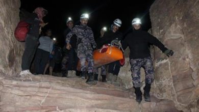 الدفاع المدني ينقذ سائحاً من جنسية أجنبية سقط عن مقطع صخري - صور