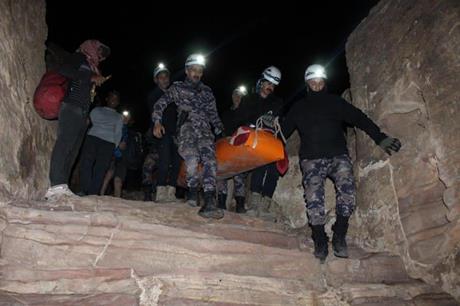 الدفاع المدني ينقذ سائحاً من جنسية أجنبية سقط عن مقطع صخري - صور