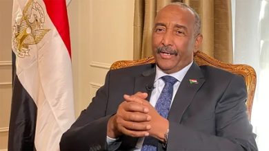 السودان.. البرهان يجمد نشاط النقابات واتحاد أصحاب العمل