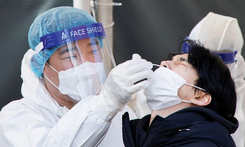 الصين تسجل أعلى إصابات بكورونا منذ بدء الجائحة.. وتفرض إغلاقًا عامًا