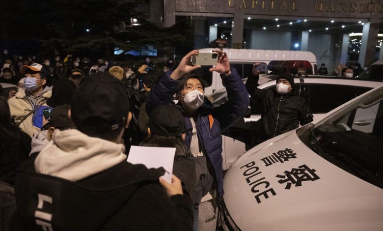 انتشار كثيف لقوات الأمن في بكين وشنغهاي بعد الإحتجاجات الواسعة في الصين
