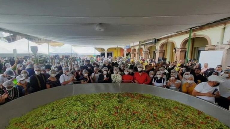 بالفيديو.. بلدة مكسيكية تدخل "غينيس" بـ5 أطنان من صلصة الـ"غواكامولي"