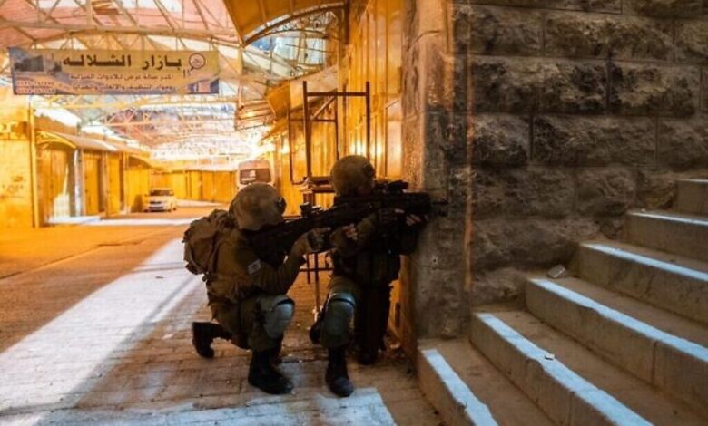 تعرض جنود إسرائيليون لإطلاق نار في نابلس واعتقال 16 فلسطينيا في مداهمات ليلية