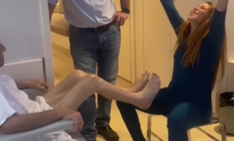 شاكيرا تزور والدها بالمستشفى وتقبّل قدميه (فيديو)