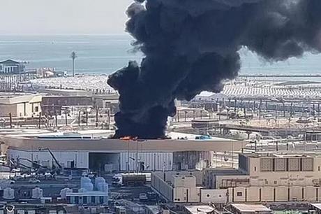 شاهد.. اندلاع حريق بالقرب من قرية المشجعين في قطر