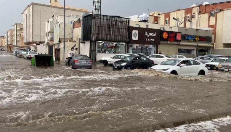 «عكاظ» ترصد.. أمطار مكة تتسبب في إغلاق الشوارع واحتجاز المركبات - أخبار السعودية