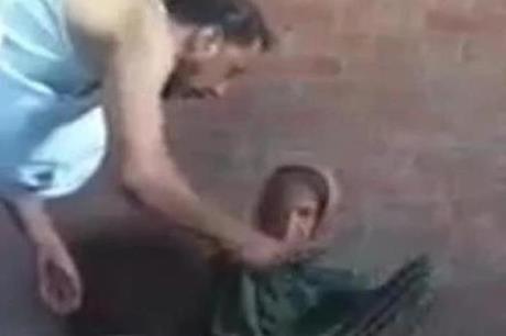 فيديو لشاب يضرب والدته يفجر غضبا واسعا في مصر - شاهد