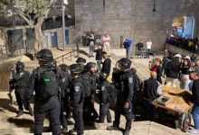 قبل أن تعتقلهما.. قوات الاحتلال تعتدي على طفلين في باب العامود