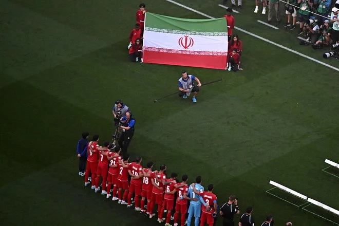 لاعبو إيران يرفضون أداء النشيد الوطني في أولى مبارياتهم بالمونديال