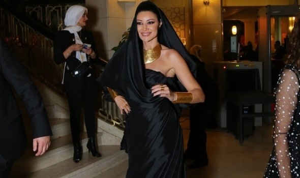 لنجمات العرب يخترن موضة الفساتين الموصولة بأغطية الرأس في مهرجان