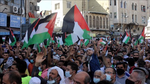 مئات الأردنيين يخرجون بمسيرة وسط عمان تضامنا مع فلسطين و"أسود الضفة"