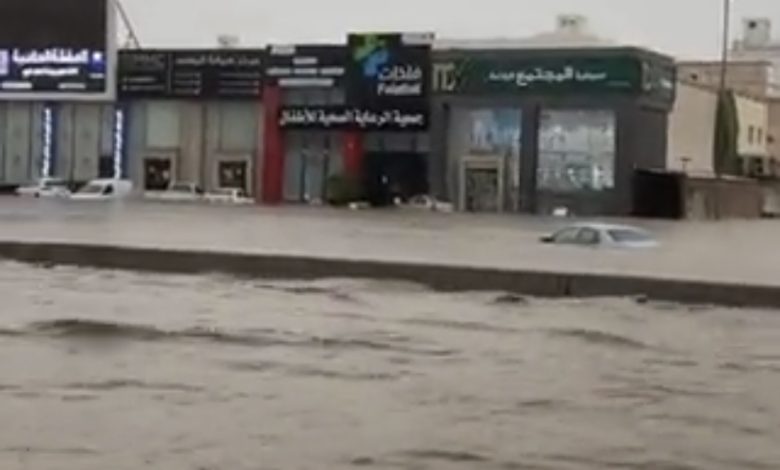 مياه الأمطار تغمر شوارع وطرقاً رئيسية بمحافظة #جدة