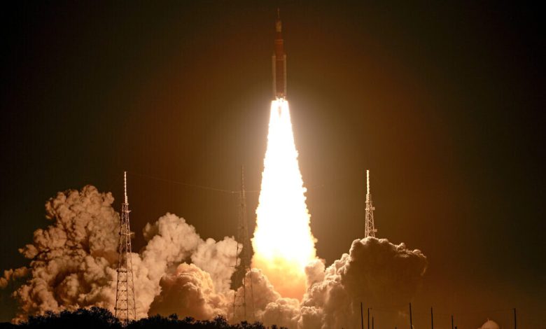 ناسا تطلق بنجاح صاروخها العملاق الجديد، الذي يحمل اختبار إسرائيلي، إلى القمر