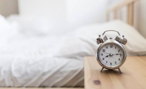 دراسة: ساعات نوم البشر تقل إلى أدنى معدلاتها في منتصف العمر