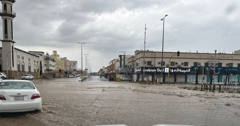 أمطار الفجر تحيل شوارع مكة لبحيرات وتسحب المركبات - أخبار السعودية
