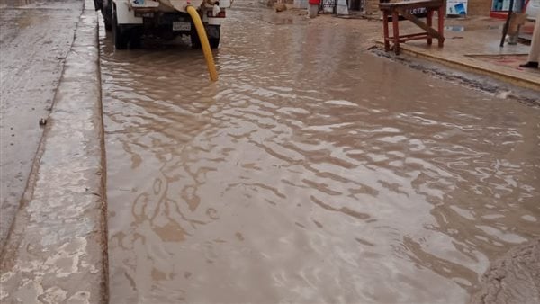 امطار غزيرة تغرق الشوارع بمدينة العلمين وقرية سيدى عبد الرحمن
