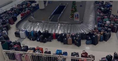 تكدس آلاف الحقائب في مطار #شيكاغو بسبب إلغاء مئات الرحلات الجوية