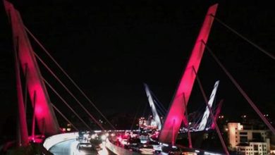 أمانة عمان تضيء جسر عبدون بألوان العلم القطري
