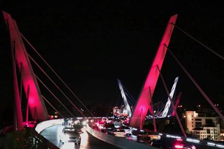 أمانة عمان تضيء جسر عبدون بألوان العلم القطري