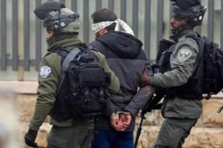 الاحتلال يعتقل فلسطينيين من بلدة دورا جنوب الخليل