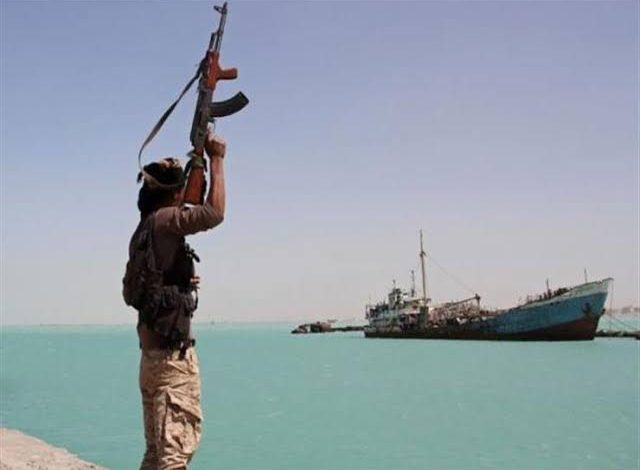 الحوثي يواصل تهديد للملاحة الدولية عبر قنوات مائية والبرلمان اليمني يدين