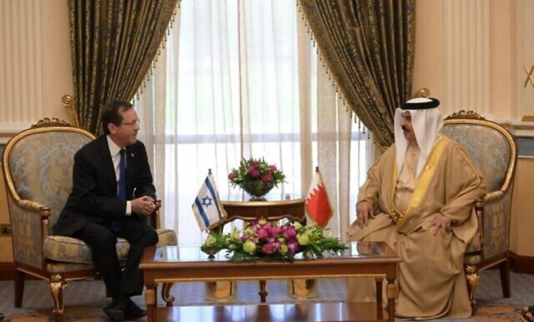 الملك البحريني يستضيف هرتسوغ لأول مرة ويؤكد على دعم "الحقوق الشرعية" للشعب الفلسطيني